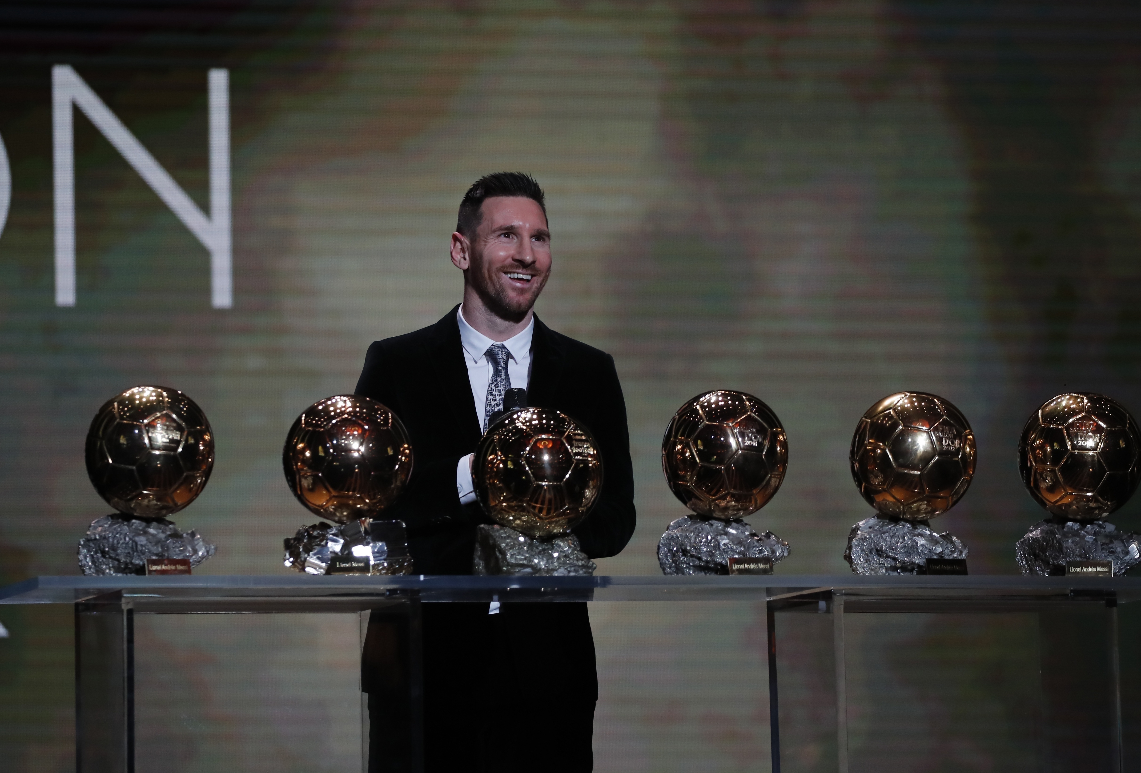  Lionel Messi con sus seis Balones de Oro durante la ceremonia de premiación en París, el 2 de diciembre de 2019. (AP Foto/Francois Mori)