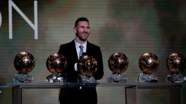  Lionel Messi con sus seis Balones de Oro durante la ceremonia de premiación en París, el 2 de diciembre de 2019. (AP Foto/Francois Mori)