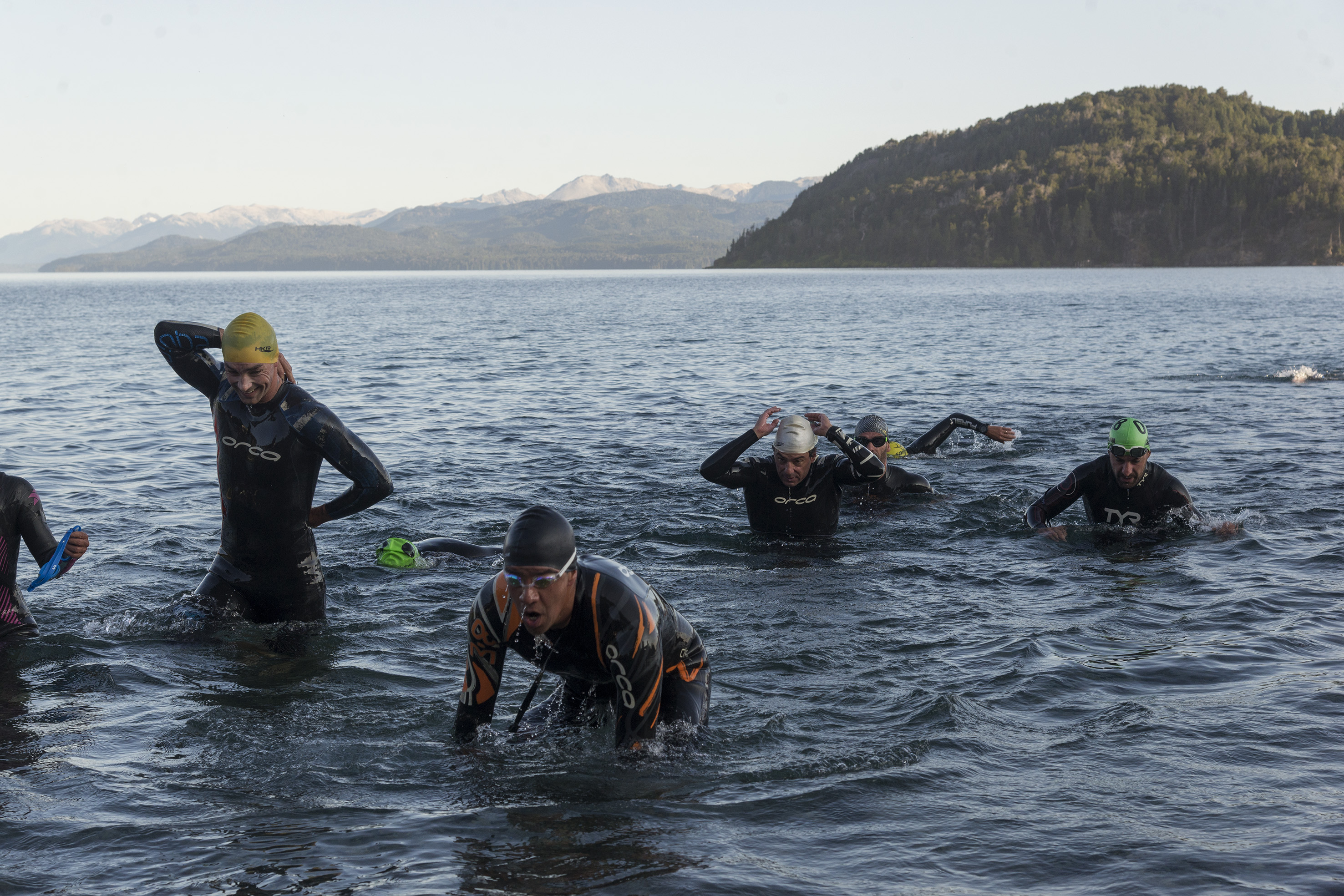 La edición 2020 del Escape de la Isla Huemul tuvo una apasionante competencia en natación. Foto: Marcelo Martinez
