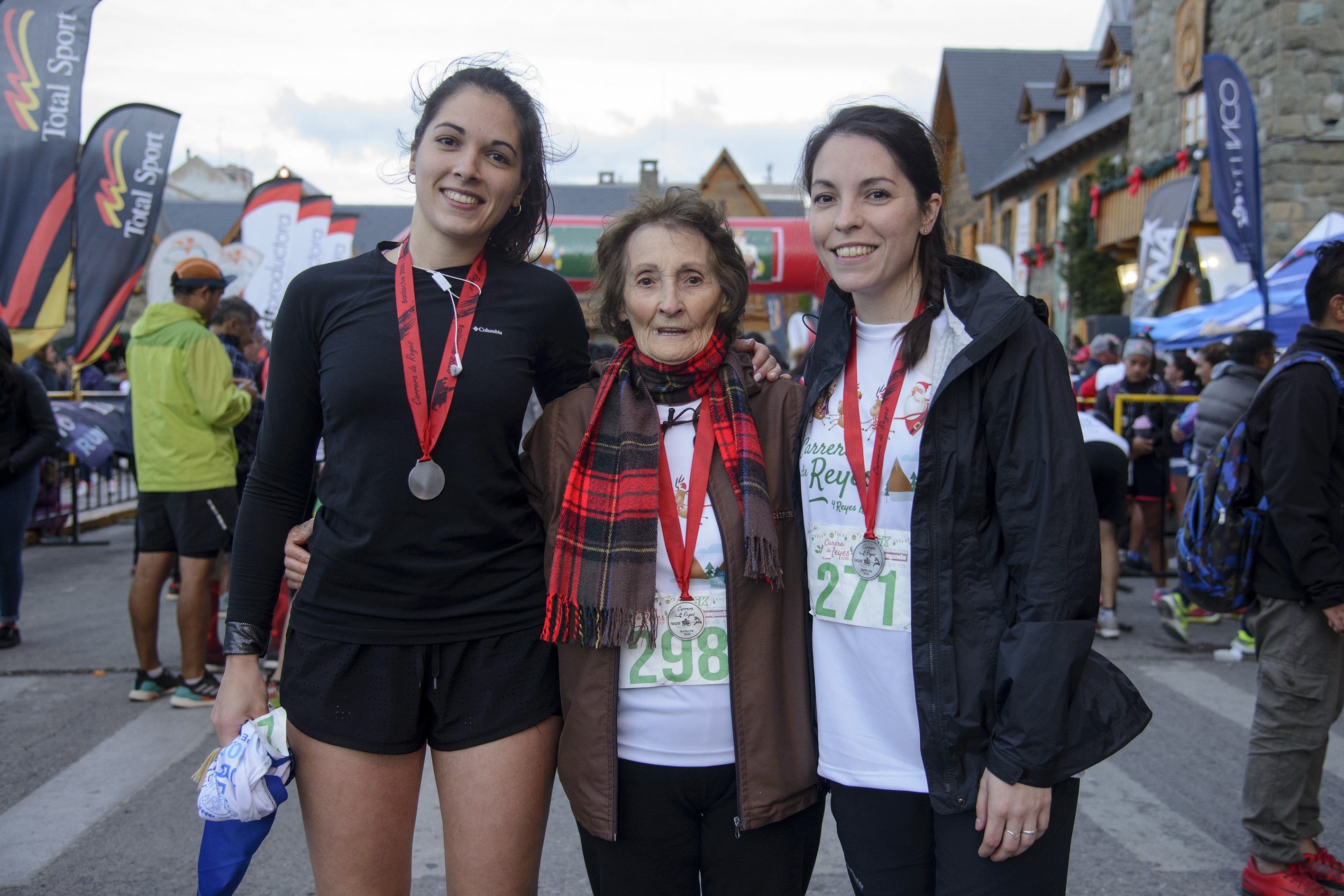 La abuela Raquel Ardaiz corrió en Bariloche una carrera de 5.000 metros junto a sus nietas. Foto: Marcelo Martinez