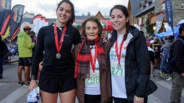 La abuela Raquel Ardaiz corrió en Bariloche una carrera de 5.000 metros junto a sus nietas. Foto: Marcelo Martinez