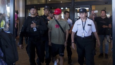 Juanfer Quintero arribó hoy por la tarde al aeropuerto de Bariloche. (Fotos: Marcelo Martínez)