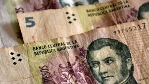 Extienden por un mes la validez del billete de 5 pesos