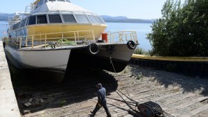 Un catamarán histórico de Bariloche deja el Nahuel Huapi
