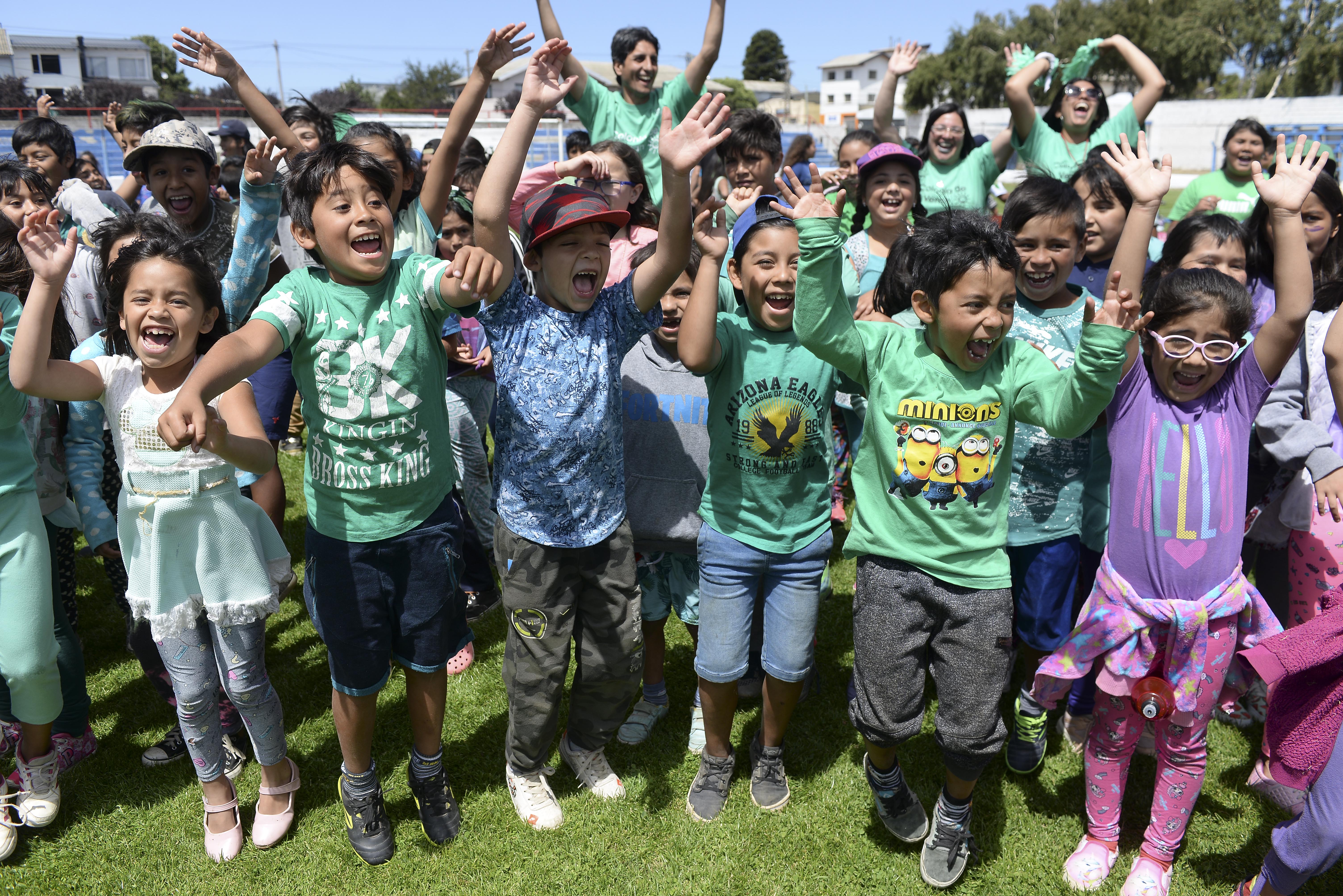 Cientos de chicos disfrutaron  de las actividades que se desarrollaron en el estadio municipal de Bariloche. (Foto: Alfredo Leiva)