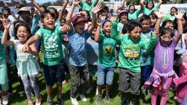 Cientos de chicos disfrutaron  de las actividades que se desarrollaron en el estadio municipal de Bariloche. (Foto: Alfredo Leiva)