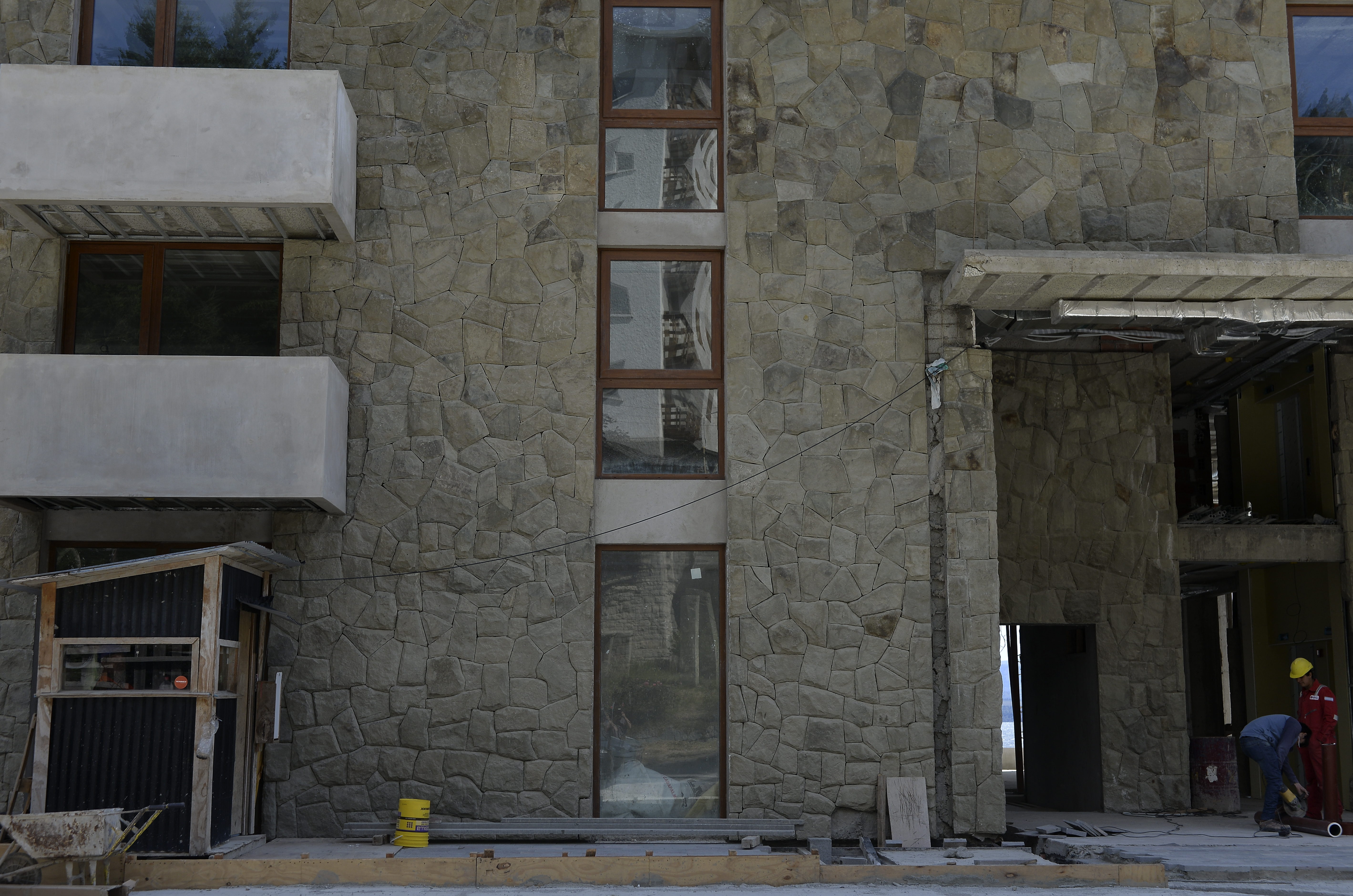 Hay edificios, locales comerciales y proyectos hoteleros en marcha en Bariloche pero el nivel de la obra pública es bajo. Foto: Alfredo Leiva
