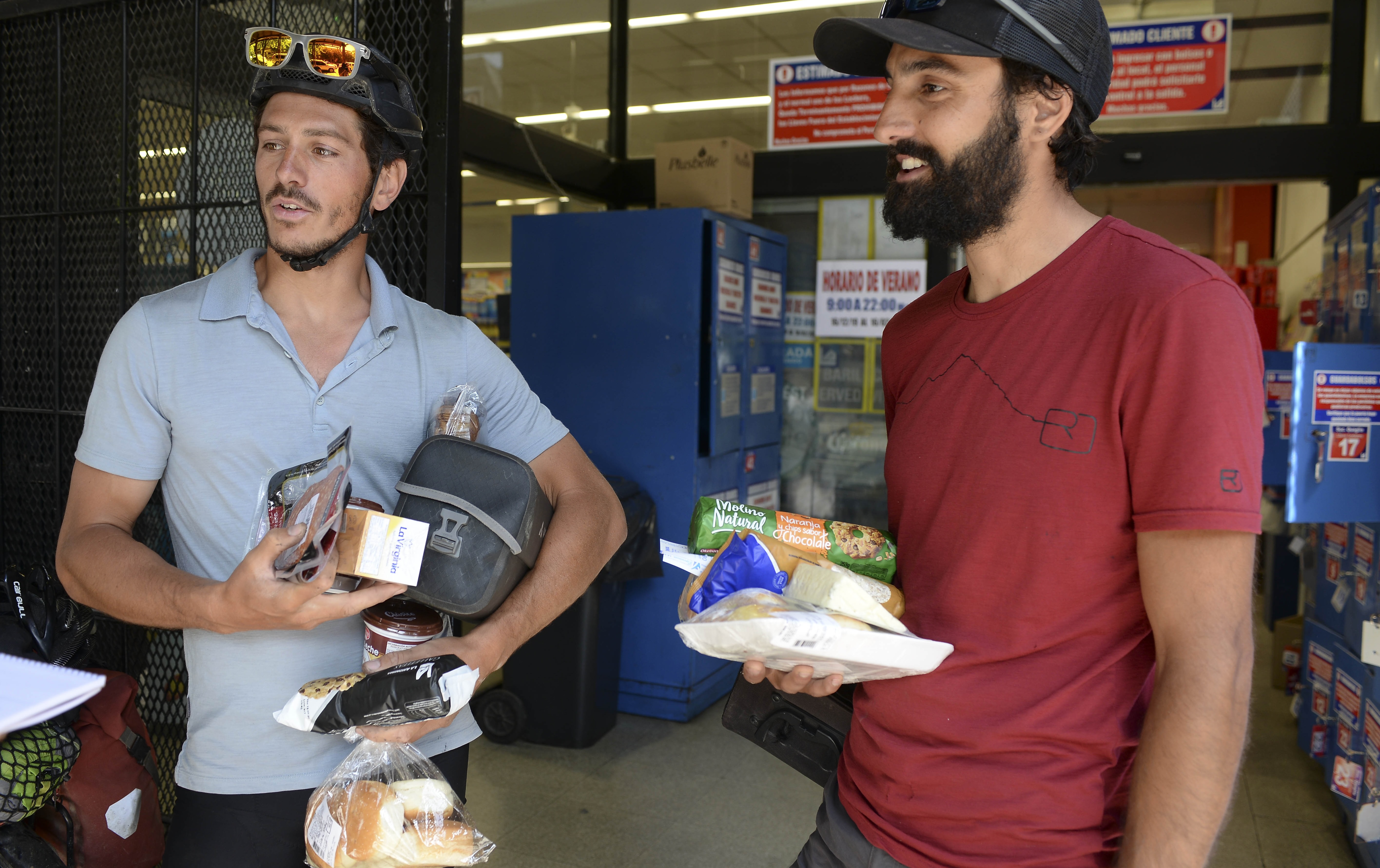 David  y Sebastián, dos amigos que abaratan costos de las vacaciones comprando en el supermercado la comida. Foto: Alfredo Leiva