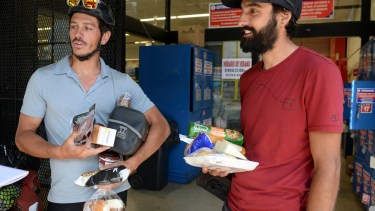 David  y Sebastián, dos amigos que abaratan costos de las vacaciones comprando en el supermercado la comida. Foto: Alfredo Leiva