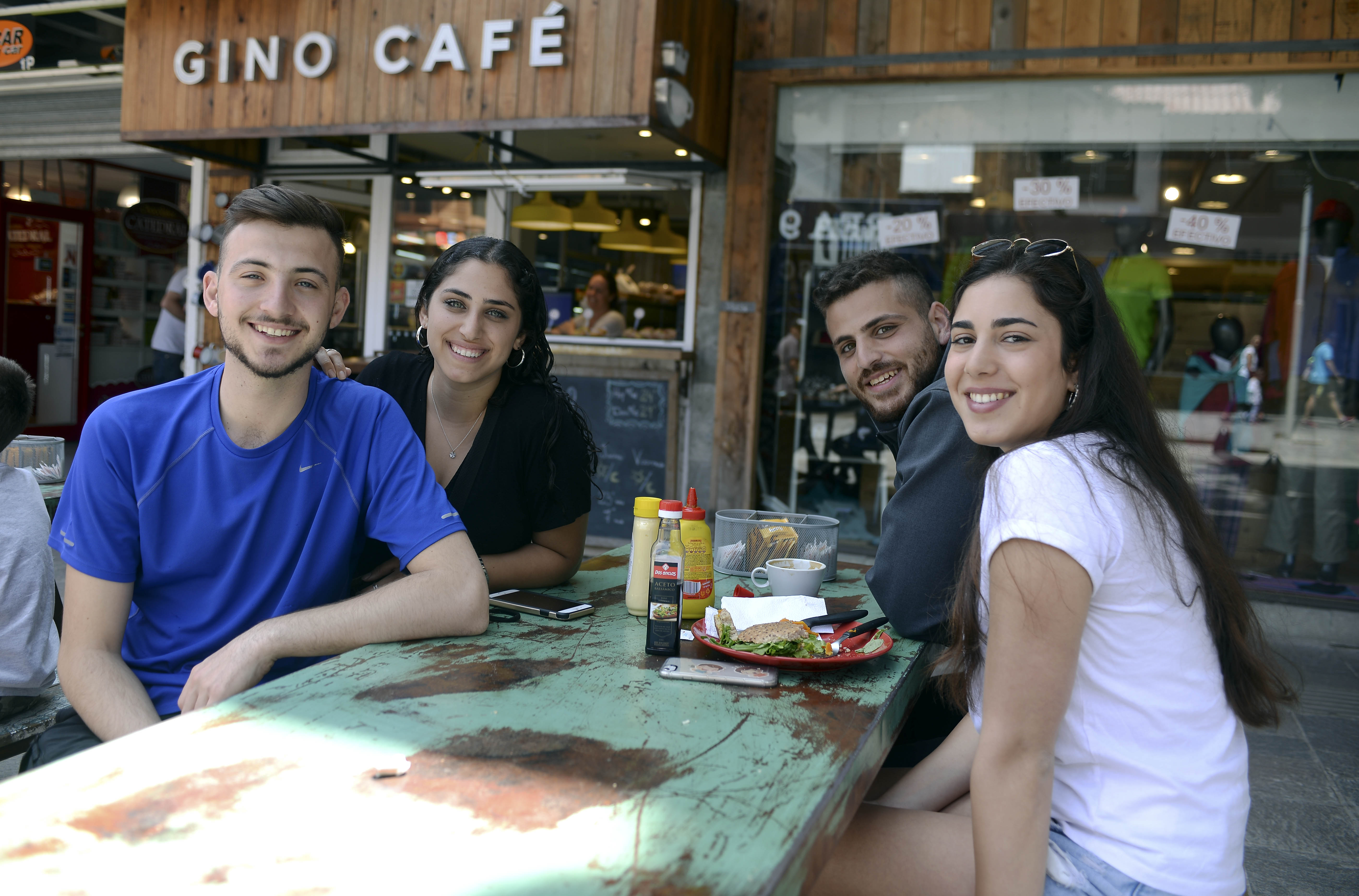Cuatro amigos llegados desde Tel Aviv disfrutan de su almuerzo en un Café.  Los israelíes copan Bariloche durante el Verano. Foto: Alfredo Leiva