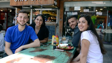 Cuatro amigos llegados desde Tel Aviv disfrutan de su almuerzo en un Café.  Los israelíes copan Bariloche durante el Verano. Foto: Alfredo Leiva
