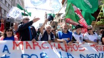 Imagen de CGT y CTA en Bariloche unieron sus reclamos en una masiva marcha