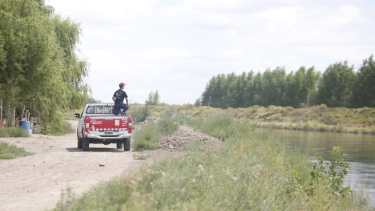 Bomberos de Cipolletti buscan a un joven que desapareció en el canal grande de Cordero. Foto: Juan Thomes