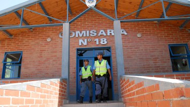 Cinco hombres robaron una caja fuerte con 400 mil pesos en efectivo, en el barrio Hipódromo. La Comisaría 18 intervino en el hecho.