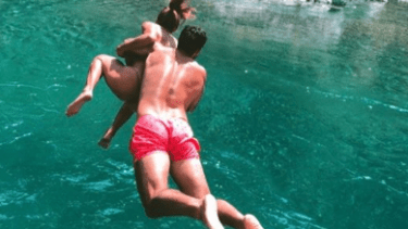 La Leona Carla Dupuy y su novio Santiago Dursi en el Cajón del Azul, a cuatro horas de caminata de El Bolsón. 