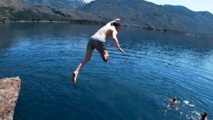 Video: el capo del salto «de cuña» en el lago Epuyén