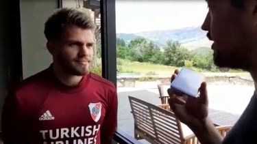 Ezequiel Centurión, el representante cipoleño en el plantel de Marcelo Gallardo, durante la charla con el periodista Facundo Rumene. (Captura de video)