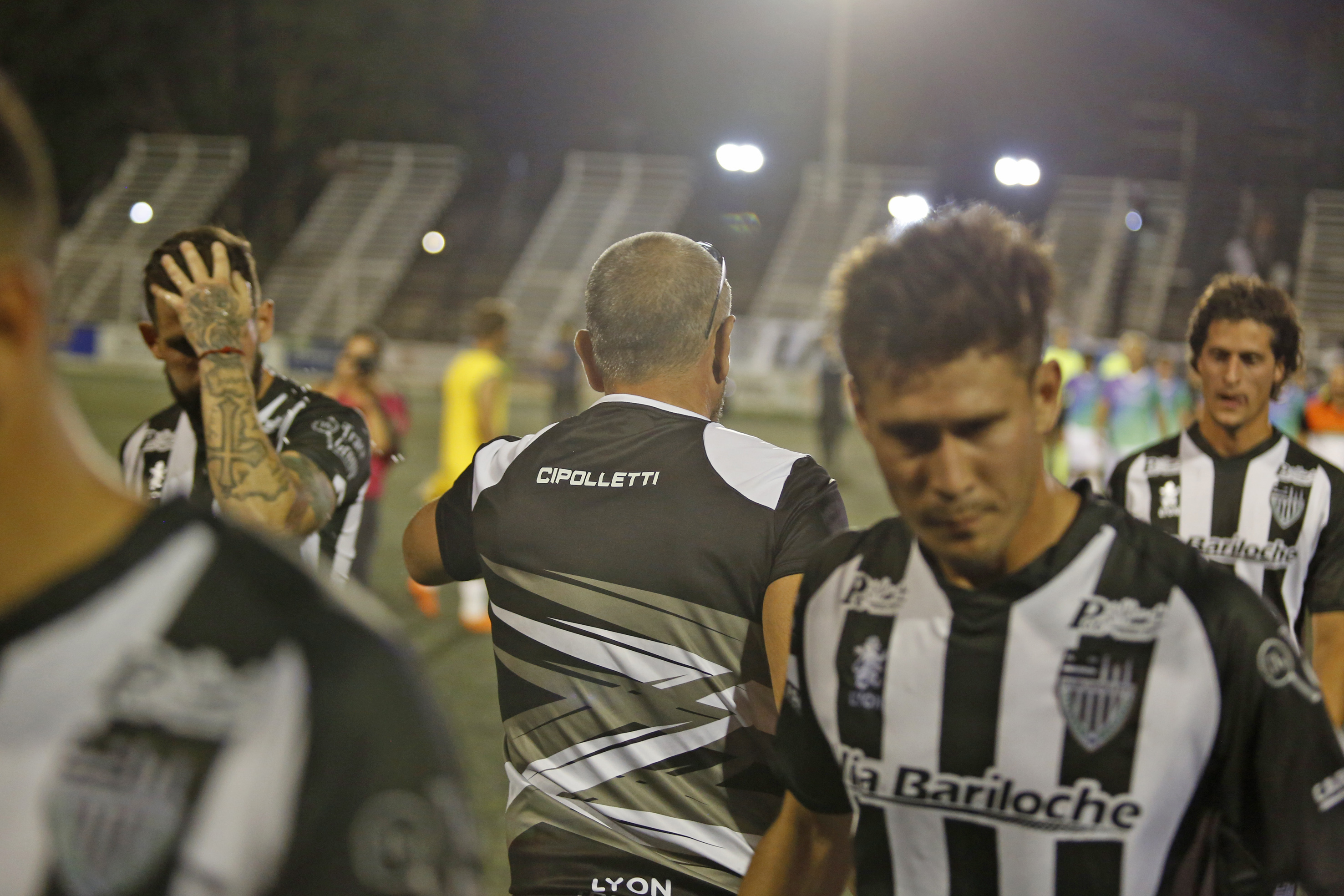 Coronel consuela a sus futbolistas mientras se van calientes tras una nueva igualdad. (Foto: Juan Thomes)