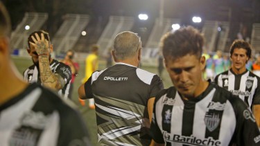 Coronel consuela a sus futbolistas mientras se van calientes tras una nueva igualdad. (Foto: Juan Thomes)