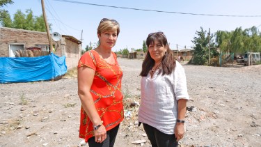 Viviana Pereira comenzó como empleada municipal en 1981. Patricia Fernández ingresó en 2000. Foto Juan Thomes.