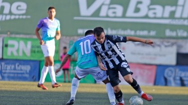 Visser quedó encargado de generar juego tras la partida de Vergara. (Foto: Juan Thomes)
