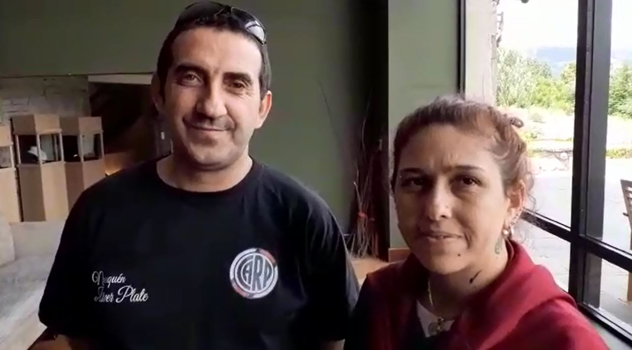 Claudio y Paula, dos fanáticos de River que se acercaron y consiguieron una firma de Gallardo. Ahora, a tatuársela. (Captura de video)