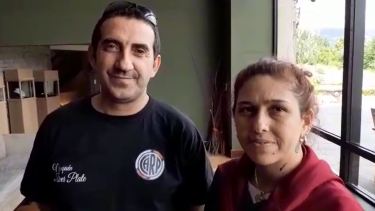 Claudio y Paula, dos fanáticos de River que se acercaron y consiguieron una firma de Gallardo. Ahora, a tatuársela. (Captura de video)