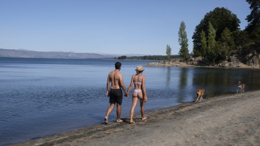 Villa Pehuenia Moquehue. Caminata playera. Foto: Carla Dupuy.  