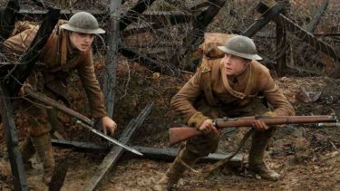 Dean-Charles Chapman y George MacKay cruzan la peligrosa Tierra de Nadie.