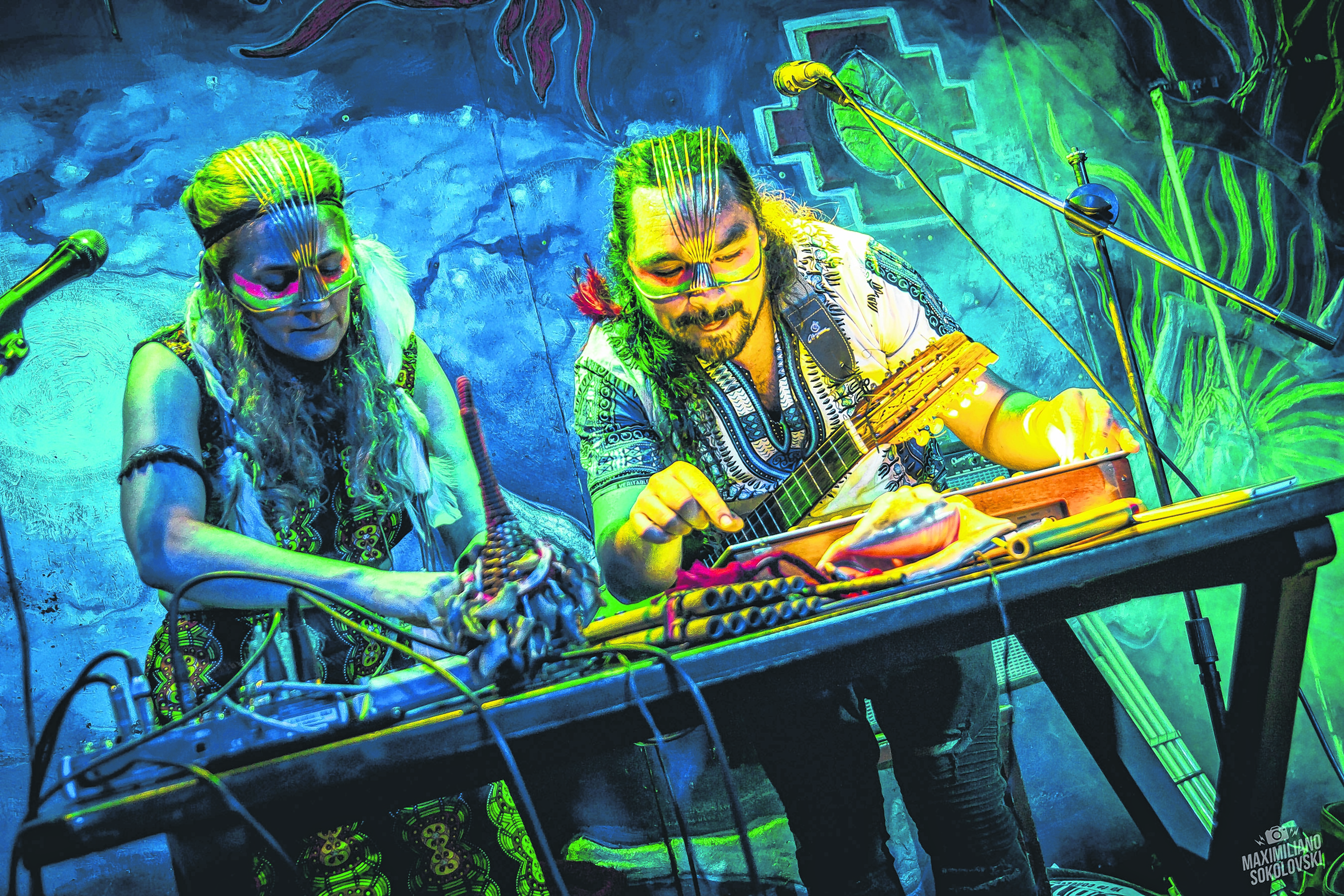 Andrea Feiguin y Dany Riaño, integran el dúo de “música electrónica chamánica” Desierto y Agua.