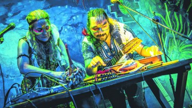 Andrea Feiguin y Dany Riaño, integran el dúo de “música electrónica chamánica” Desierto y Agua.