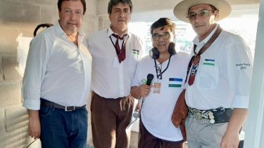 Weretilneck en "modo verano" junto a los jinetes rionegrinos en Jesús María (Gentileza)