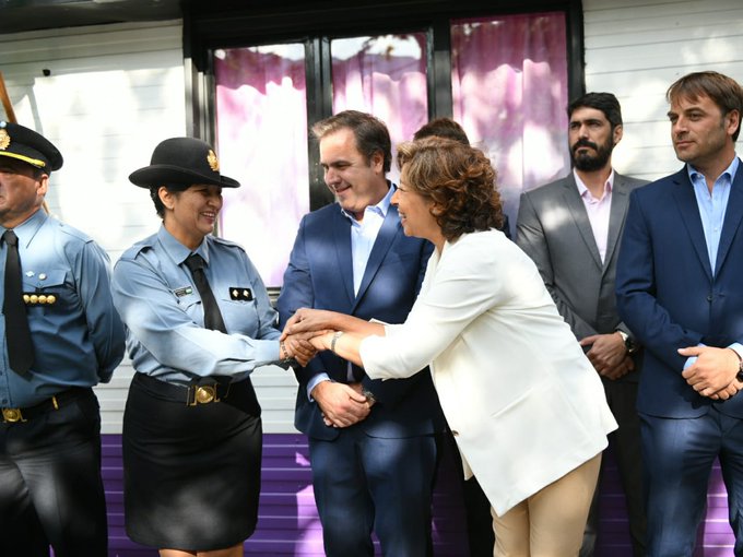 La gobernadora Arabela Carreras junto al intendente Pogliano en el aniversario de El Bolsón. gentileza