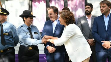 La gobernadora Arabela Carreras junto al intendente Pogliano en el aniversario de El Bolsón. gentileza