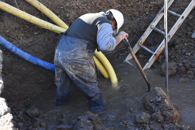 Dos barrios de Neuquén sin agua por la rotura de un caño - Diario Río Negro