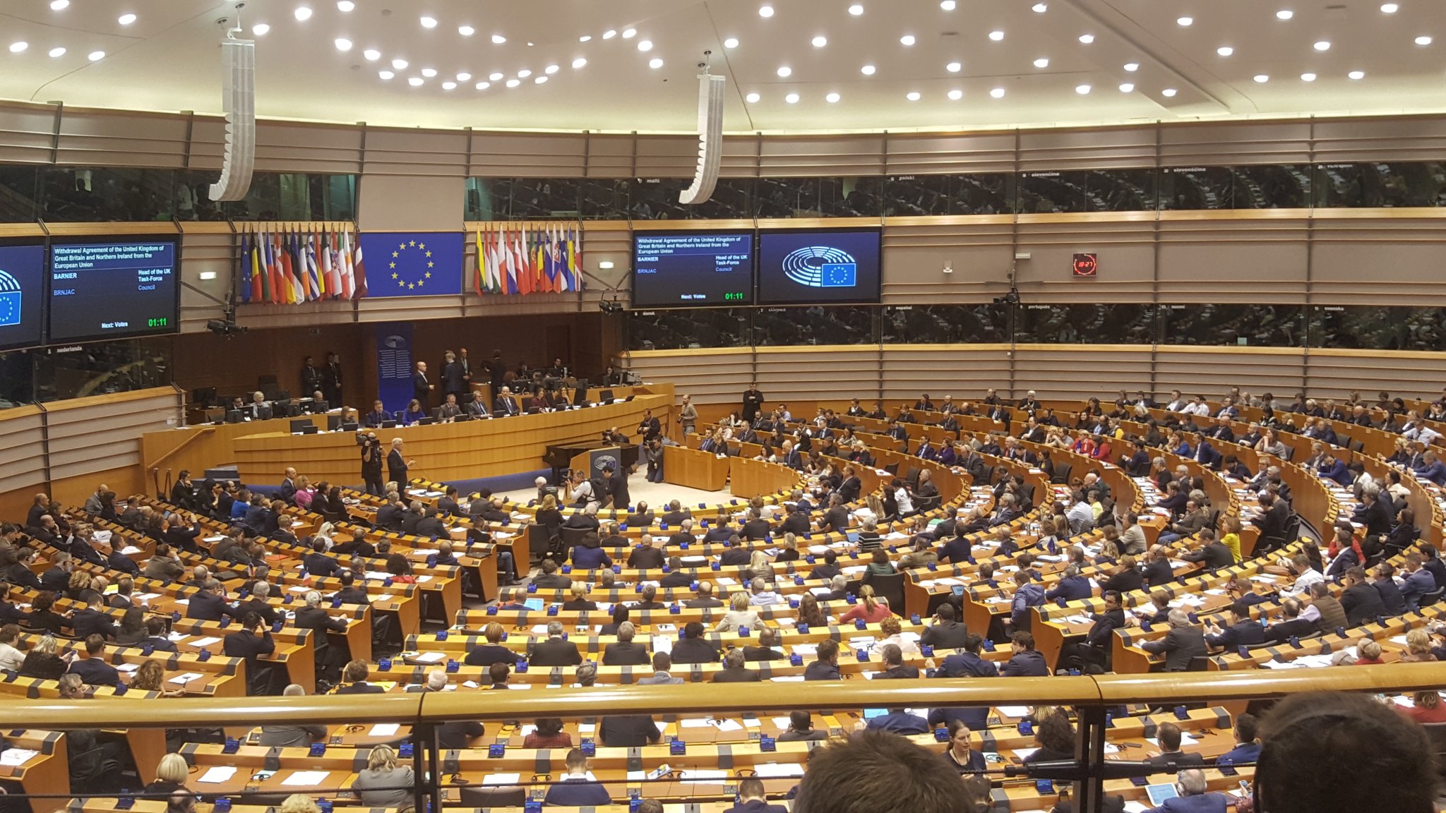 El Parlamento Europeo despide a los representantes británicos.  Foto: Twitter @Alberbel
