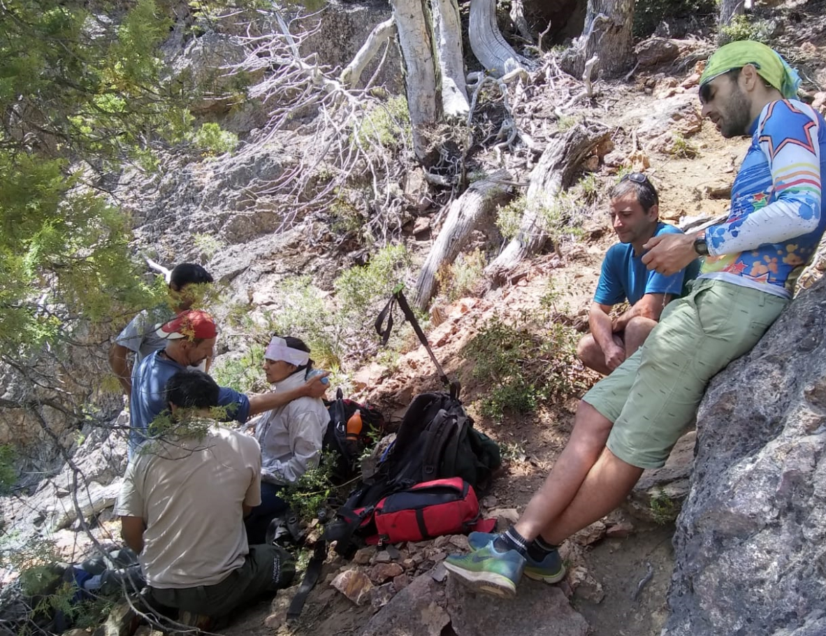 Los brigadistas del ICE del Parque Nacional Nahuel Huapi fueron hasta el cerro Ventana para evacuar a la mujer lesionada. (Foto: Gentileza)