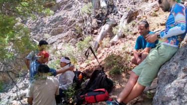 Los brigadistas del ICE del Parque Nacional Nahuel Huapi fueron hasta el cerro Ventana para evacuar a la mujer lesionada. (Foto: Gentileza)
