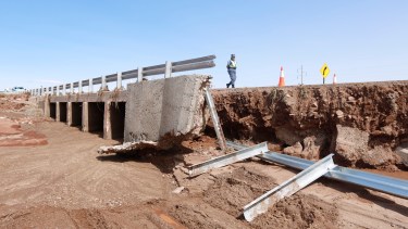La policía cortó el tránsito a la altura del cañadón para que trabajaran las máquinas viales.