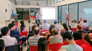 El flamante diputado nacional Francisco Sánchez (Juntos por el Cambio) expone ante un grupo de seguidores.