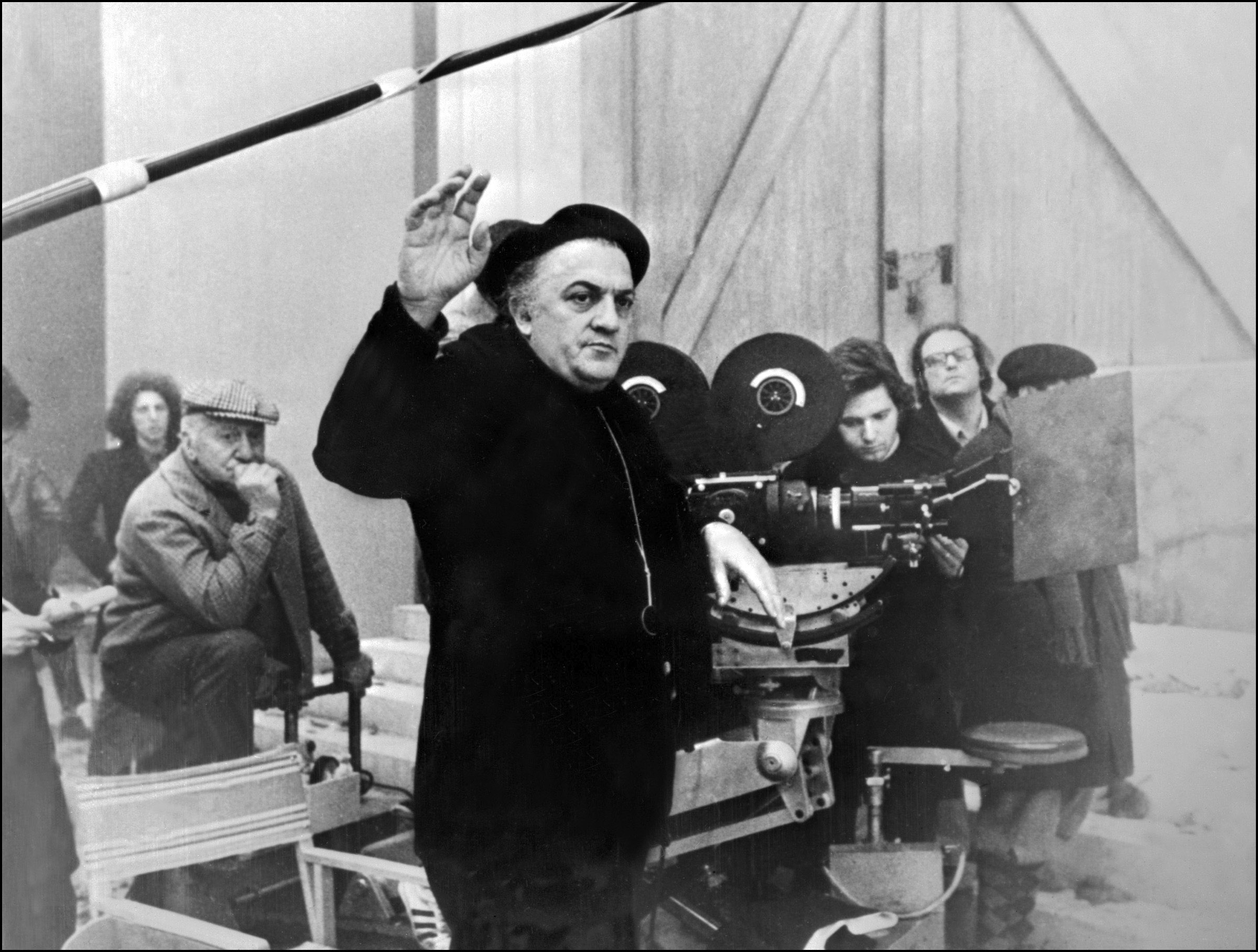 Federico Fellini dirige su película "Amarcord", Roma, 1974.