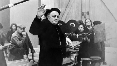 Federico Fellini dirige su película "Amarcord", Roma, 1974.