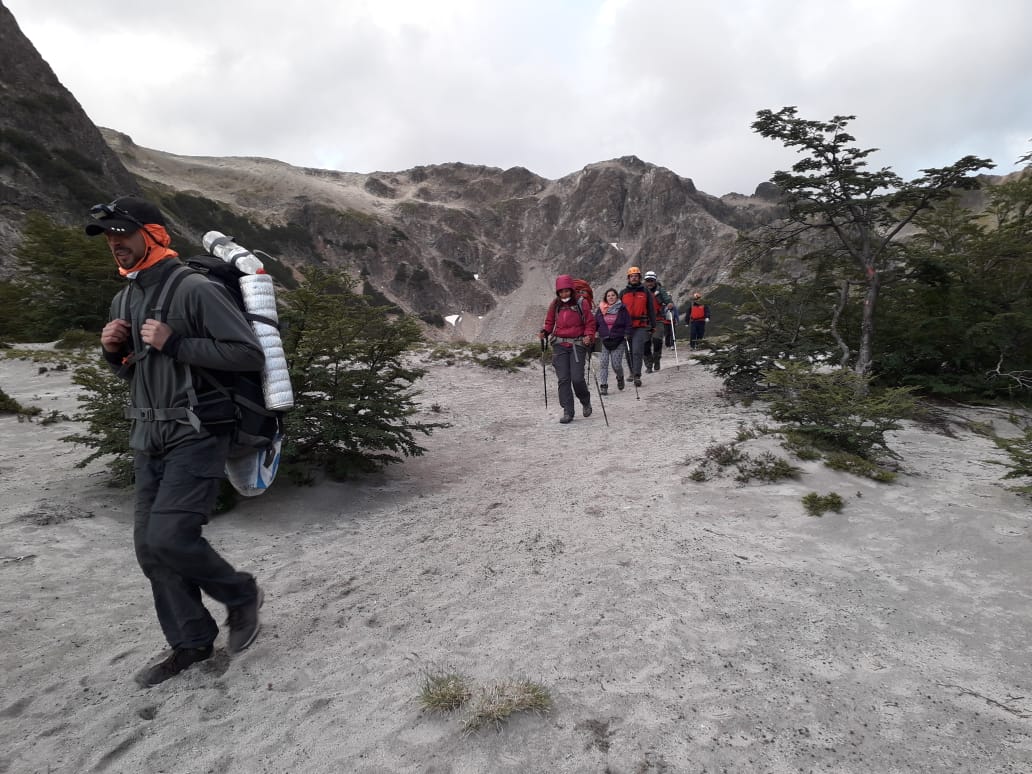 Integrantes del Grupo de Búsqueda y Rescate de Villa La Angostura salieron a buscar a la montaña a los turistas perdidos. (Foto: Gentileza) 