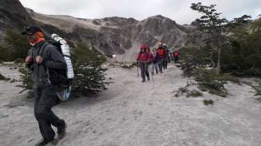 Integrantes del Grupo de Búsqueda y Rescate de Villa La Angostura salieron a buscar a la montaña a los turistas perdidos. (Foto: Gentileza) 