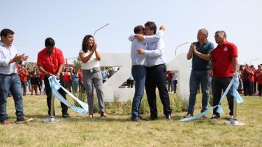 Un abrazo entre Omar Gutiérrez y Mariano Gaido tras habilitar un bulevar con fresnos en el barrio más desértico de la ciudad. Foto Prensa Municipalidad de Neuquén