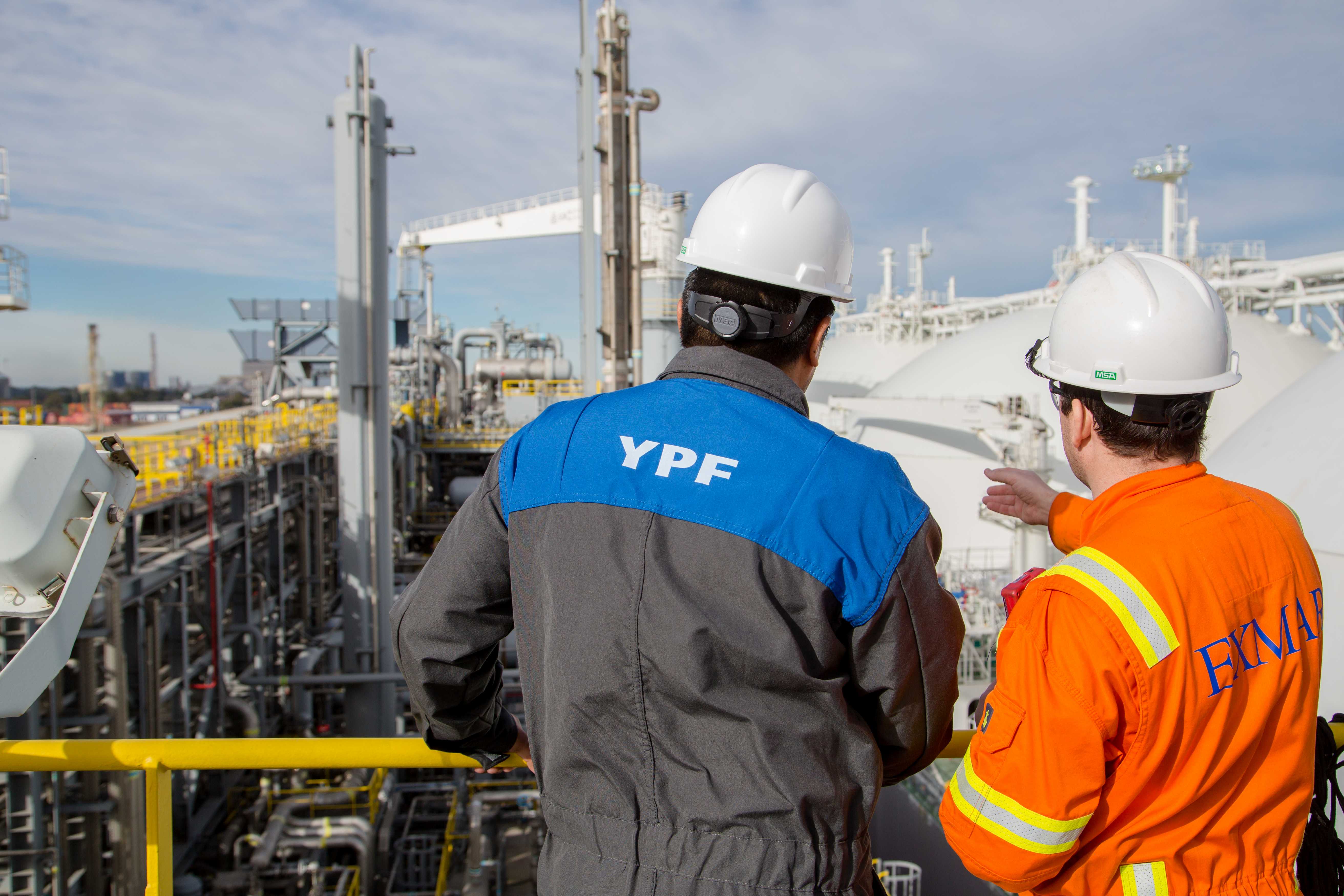 YPF abrió la licitación para la ingeniería del proyecto de GNL que busca desarrollar con Petronas y otras firmas. 
