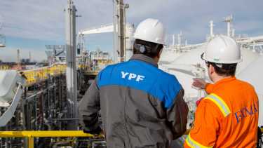 YPF abrió la licitación para la ingeniería del proyecto de GNL que busca desarrollar con Petronas y otras firmas. 