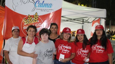 Otro puesto que viene cautivando la atención de los vecinos es el de comidas para personas con celiaquía. El stand lo instaló Fundación Calma de Allen - Foto: Mario Villasuso. 
