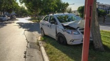 Imagen de Cipolletti: Por la mala maniobra de un conductor, una taxista terminó chocando contra un árbol