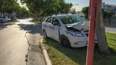 Por una mala maniobra un taxi terminó colisionando contra un arbol en la calle Alem. (Foto gentileza)